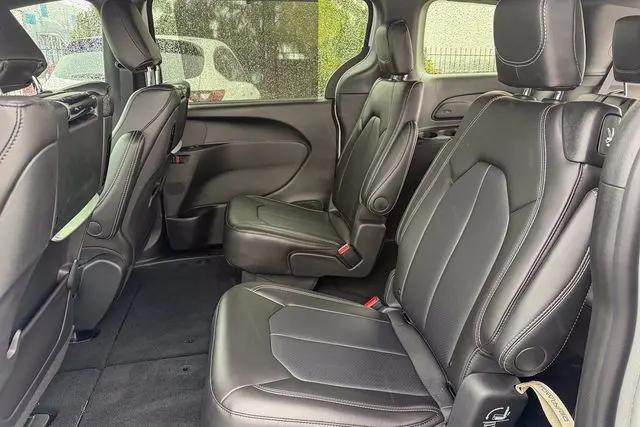 2026 Chrysler Pacifica Select AWD