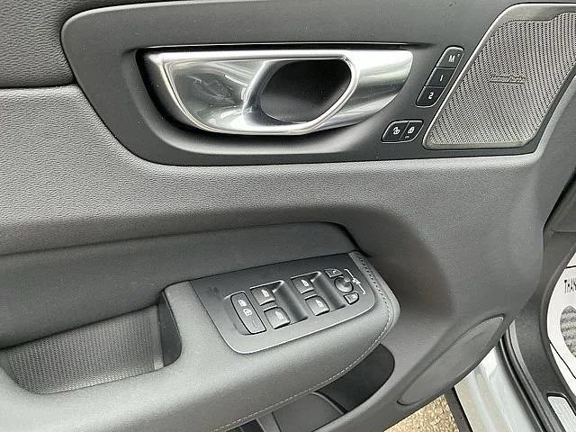 2026 Volvo XC60 B5 Ultra Black Edition