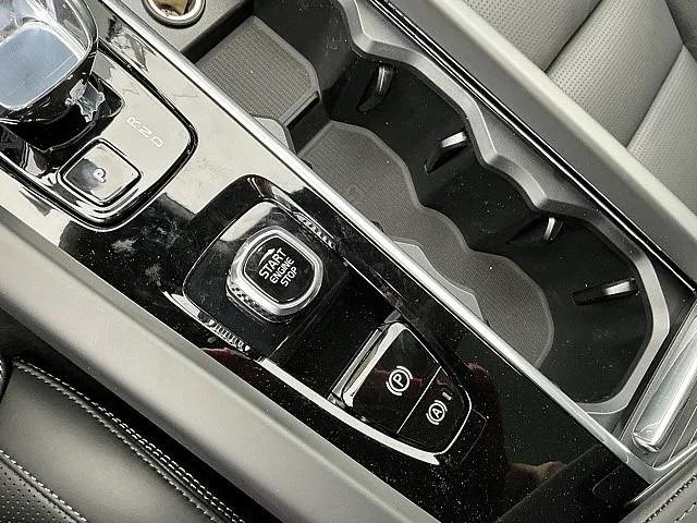 2026 Volvo XC60 B5 Ultra Black Edition