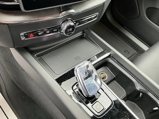 2026 Volvo XC60 B5 Ultra Black Edition