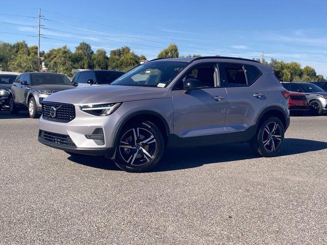 2026 Volvo XC40 Core, B4 FWD Gas (mild hybrid), Dark
