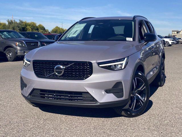2026 Volvo XC40 Core, B4 FWD Gas (mild hybrid), Dark