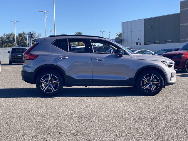 2026 Volvo XC40 Core, B4 FWD Gas (mild hybrid), Dark