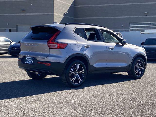 2026 Volvo XC40 Core, B4 FWD Gas (mild hybrid), Dark