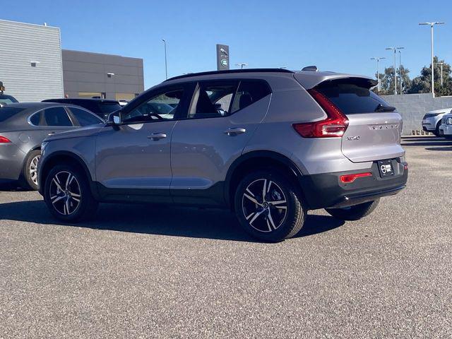 2026 Volvo XC40 Core, B4 FWD Gas (mild hybrid), Dark