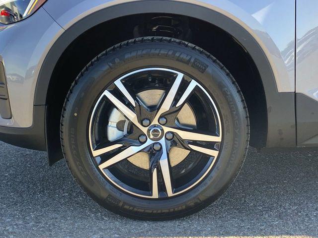 2026 Volvo XC40 Core, B4 FWD Gas (mild hybrid), Dark