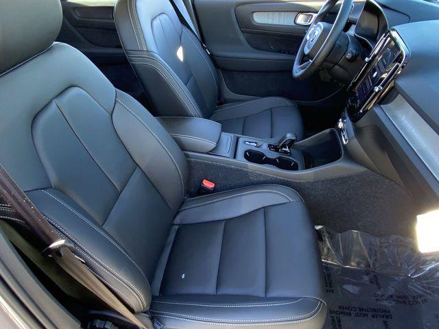 2026 Volvo XC40 Core, B4 FWD Gas (mild hybrid), Dark
