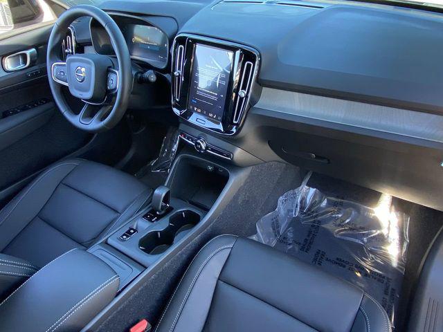 2026 Volvo XC40 Core, B4 FWD Gas (mild hybrid), Dark