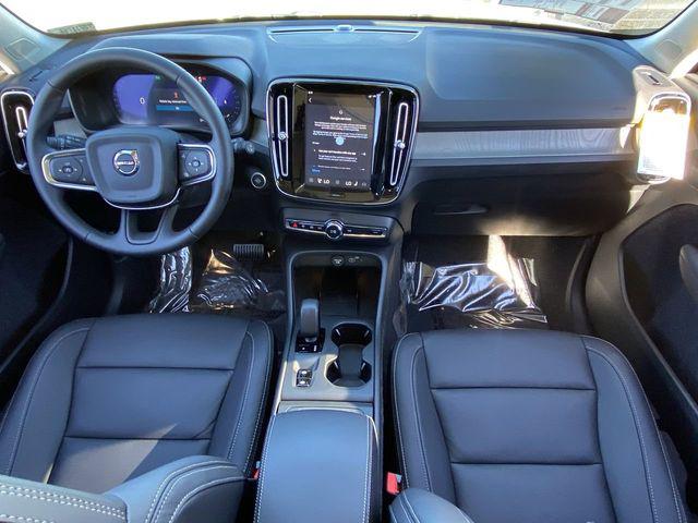 2026 Volvo XC40 Core, B4 FWD Gas (mild hybrid), Dark