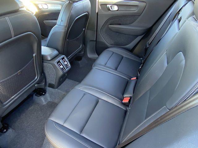 2026 Volvo XC40 Core, B4 FWD Gas (mild hybrid), Dark