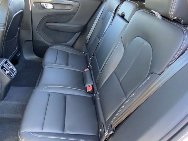 2026 Volvo XC40 Core, B4 FWD Gas (mild hybrid), Dark