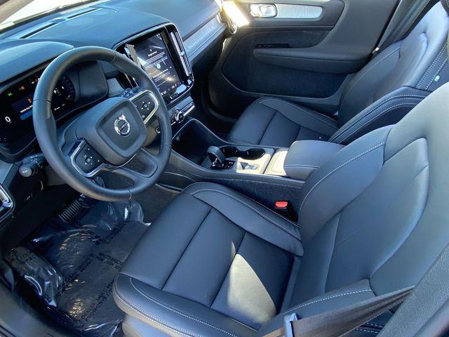2026 Volvo XC40 Core, B4 FWD Gas (mild hybrid), Dark