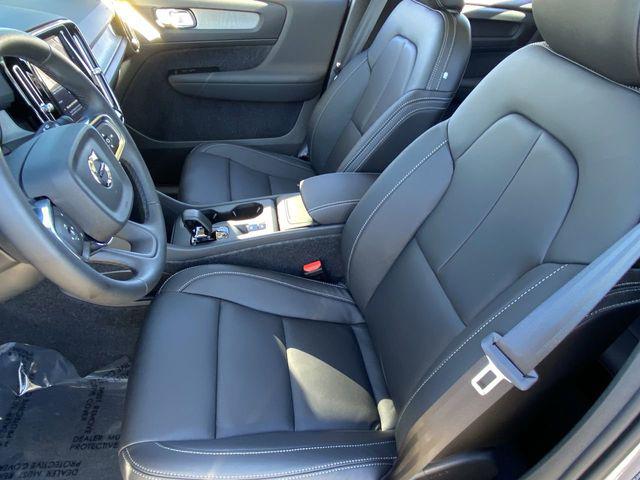 2026 Volvo XC40 Core, B4 FWD Gas (mild hybrid), Dark