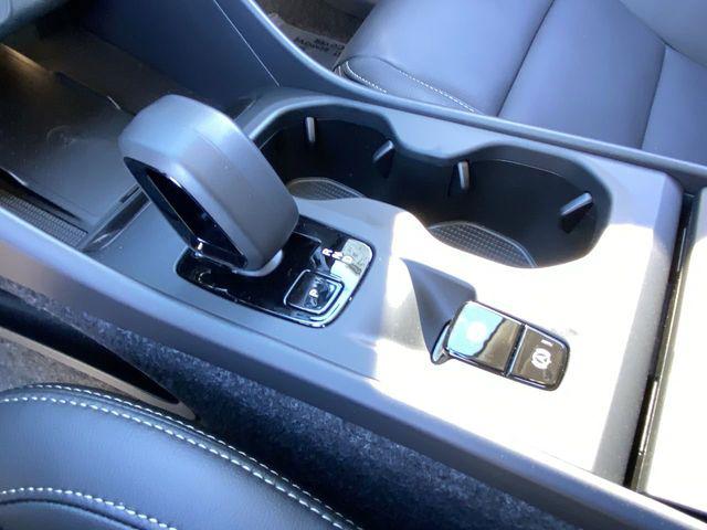 2026 Volvo XC40 Core, B4 FWD Gas (mild hybrid), Dark