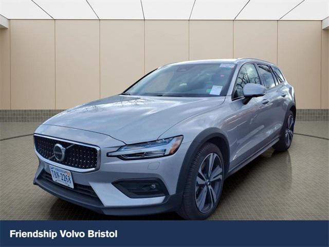 2025 Volvo V60 Cross Country Plus, B5 AWD Gas (mild hybrid)
