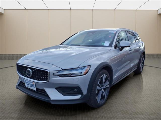 2025 Volvo V60 Cross Country Plus, B5 AWD Gas (mild hybrid)