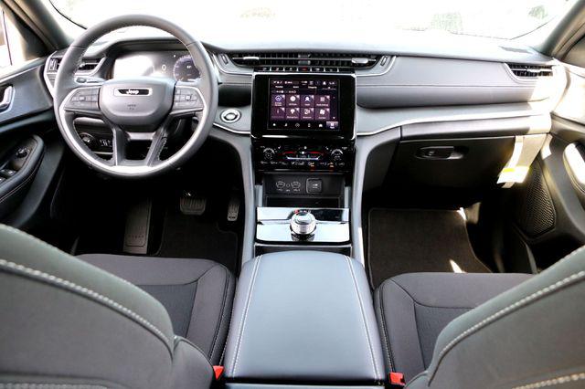 2025 Jeep Grand Cherokee L Laredo X 4x2