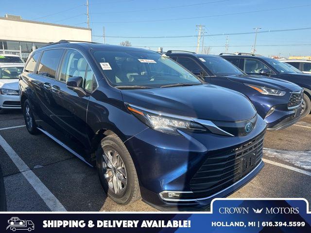 2022 Toyota Sienna XLE's photo