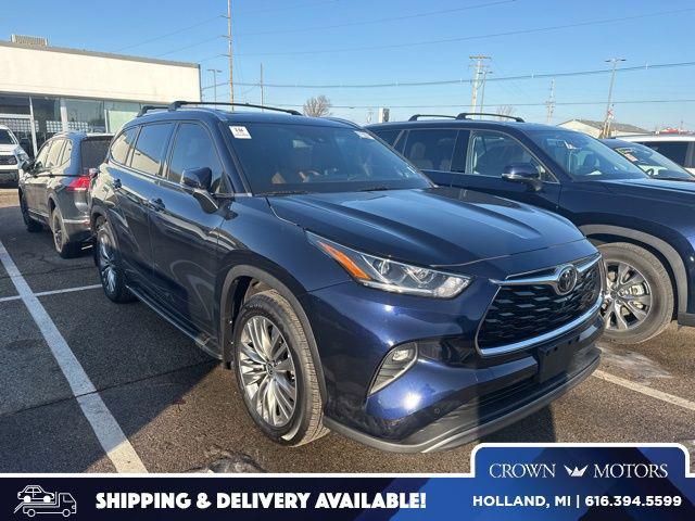 2022 Toyota Highlander Platinum's photo