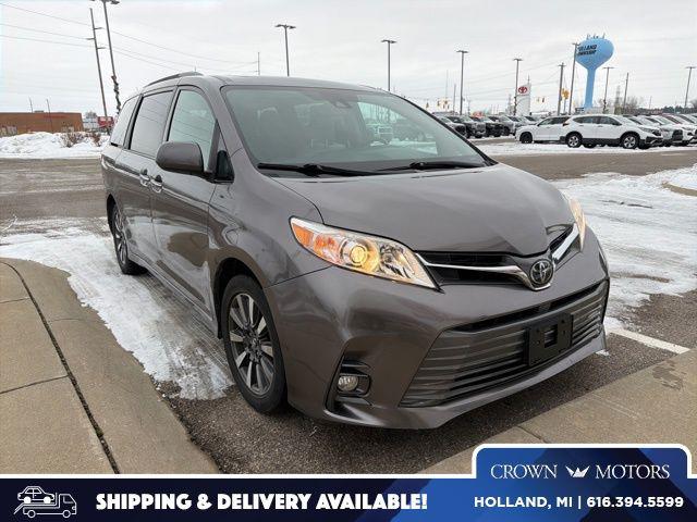 2018 Toyota Sienna XLE's photo