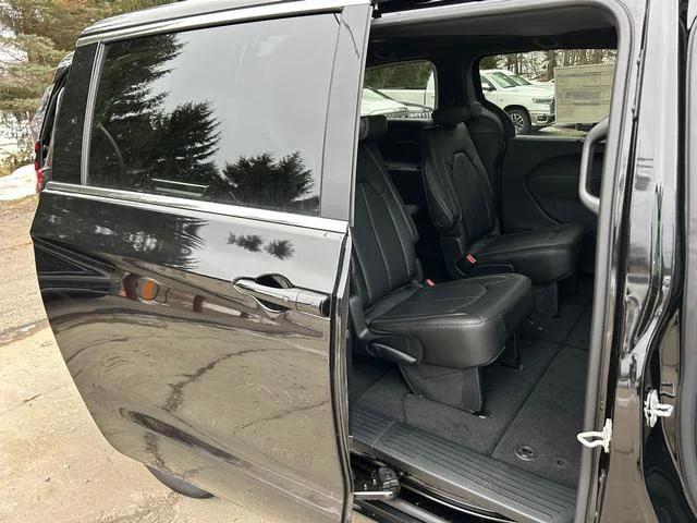 2026 Chrysler Pacifica Select AWD