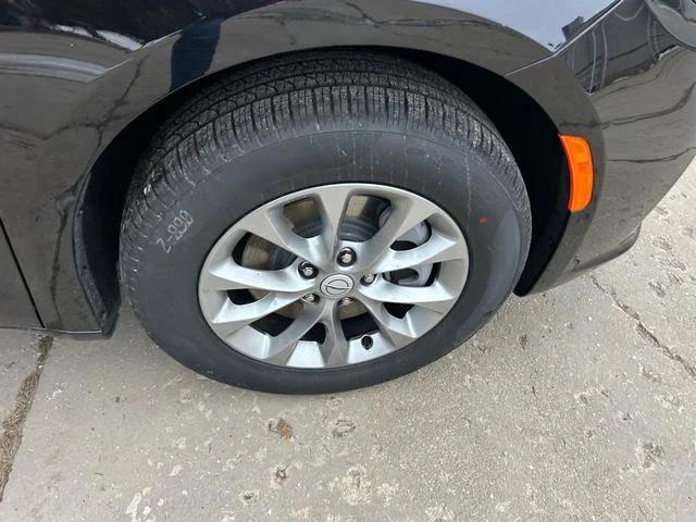 2026 Chrysler Pacifica Select AWD
