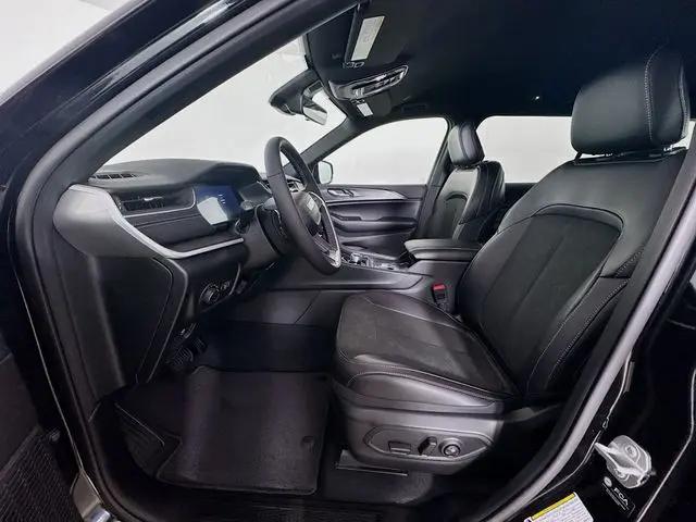 2025 Jeep Grand Cherokee L Altitude 4x4