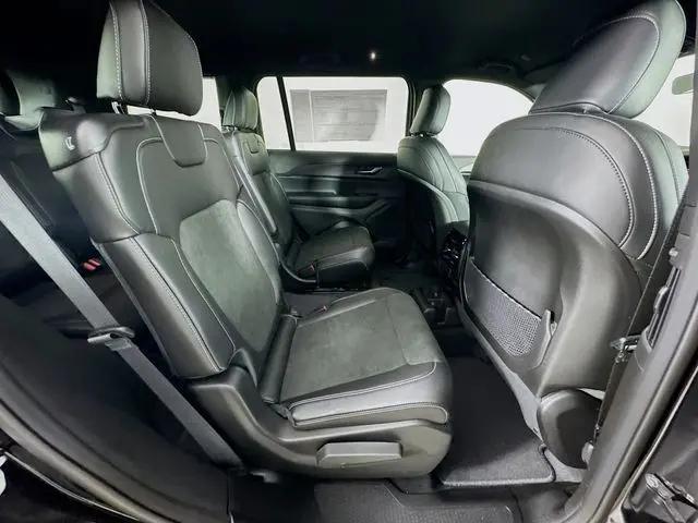 2025 Jeep Grand Cherokee L Altitude 4x4