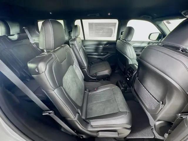 2025 Jeep Grand Cherokee L Altitude 4x4