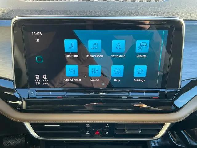 2026 Volkswagen Atlas Cross Sport SE with Technology