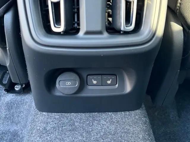 2026 Volvo XC40 Core, B5 AWD Gas (mild hybrid), Dark