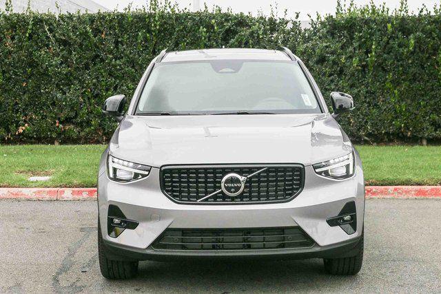 2026 Volvo XC40 Plus, B4 FWD Gas (mild hybrid), Dark
