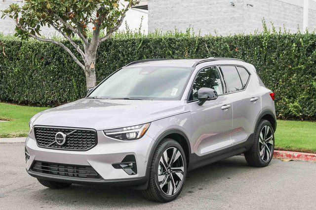 2026 Volvo XC40 Plus, B4 FWD Gas (mild hybrid), Dark