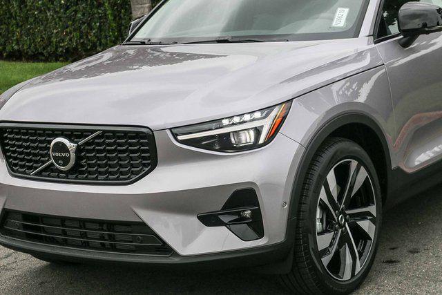 2026 Volvo XC40 Plus, B4 FWD Gas (mild hybrid), Dark