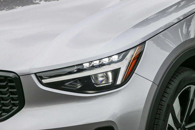2026 Volvo XC40 Plus, B4 FWD Gas (mild hybrid), Dark