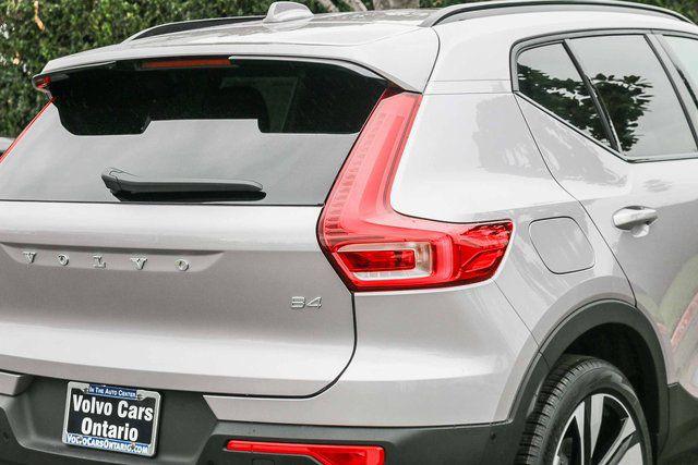 2026 Volvo XC40 Plus, B4 FWD Gas (mild hybrid), Dark