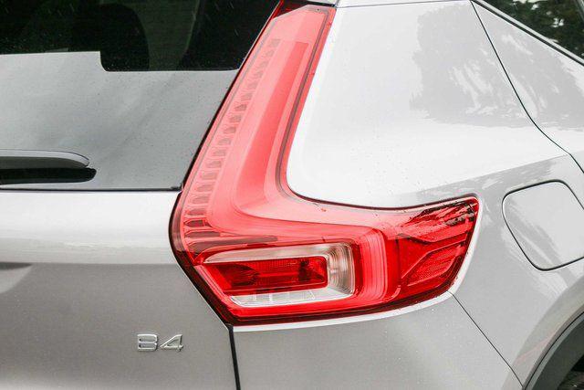 2026 Volvo XC40 Plus, B4 FWD Gas (mild hybrid), Dark