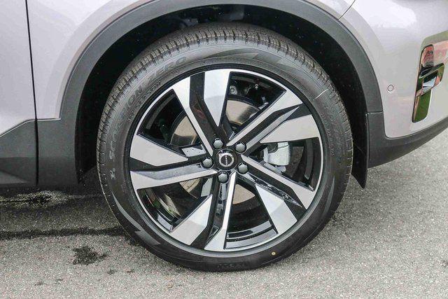 2026 Volvo XC40 Plus, B4 FWD Gas (mild hybrid), Dark
