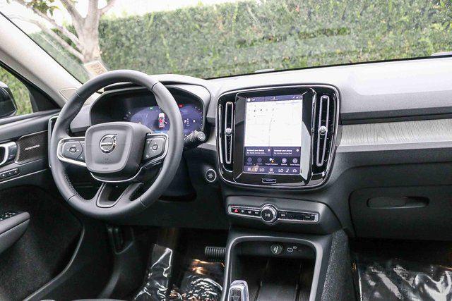 2026 Volvo XC40 Plus, B4 FWD Gas (mild hybrid), Dark