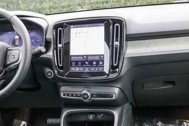 2026 Volvo XC40 Plus, B4 FWD Gas (mild hybrid), Dark