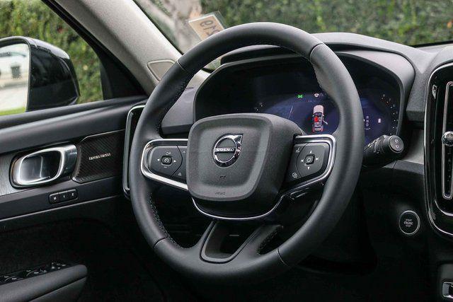 2026 Volvo XC40 Plus, B4 FWD Gas (mild hybrid), Dark