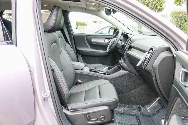 2026 Volvo XC40 Plus, B4 FWD Gas (mild hybrid), Dark