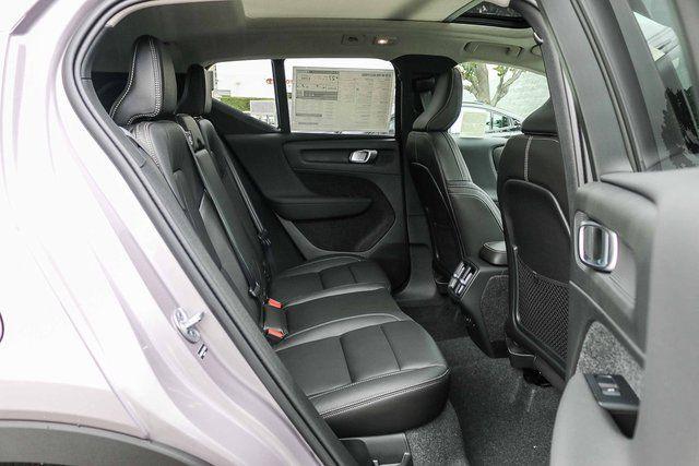 2026 Volvo XC40 Plus, B4 FWD Gas (mild hybrid), Dark