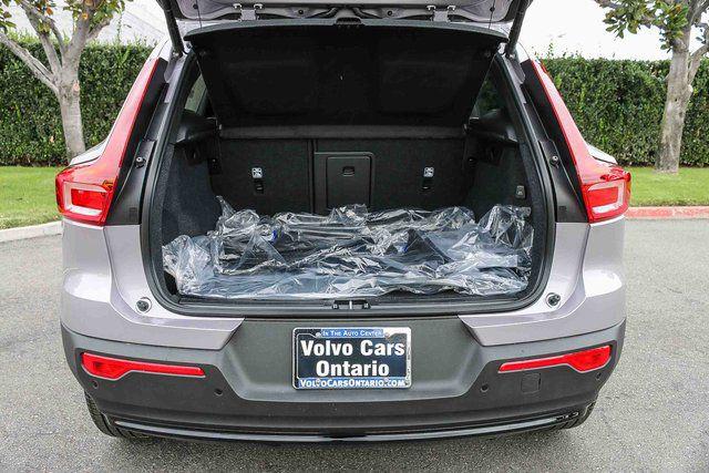 2026 Volvo XC40 Plus, B4 FWD Gas (mild hybrid), Dark