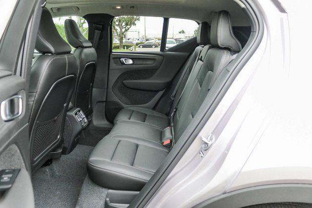 2026 Volvo XC40 Plus, B4 FWD Gas (mild hybrid), Dark