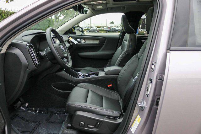 2026 Volvo XC40 Plus, B4 FWD Gas (mild hybrid), Dark