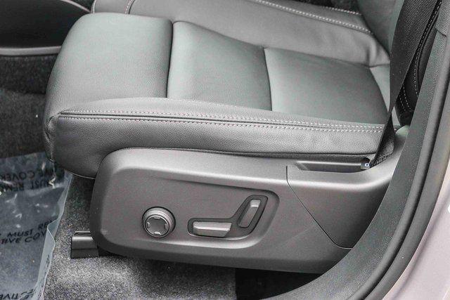 2026 Volvo XC40 Plus, B4 FWD Gas (mild hybrid), Dark