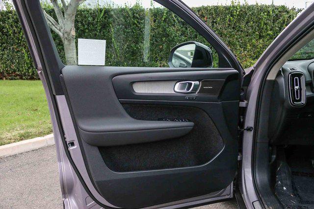 2026 Volvo XC40 Plus, B4 FWD Gas (mild hybrid), Dark