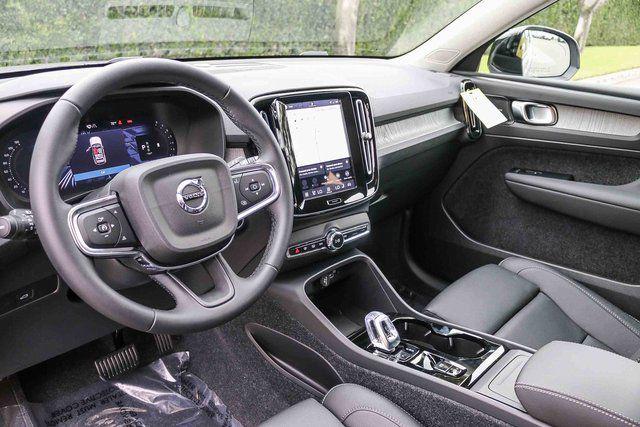 2026 Volvo XC40 Plus, B4 FWD Gas (mild hybrid), Dark