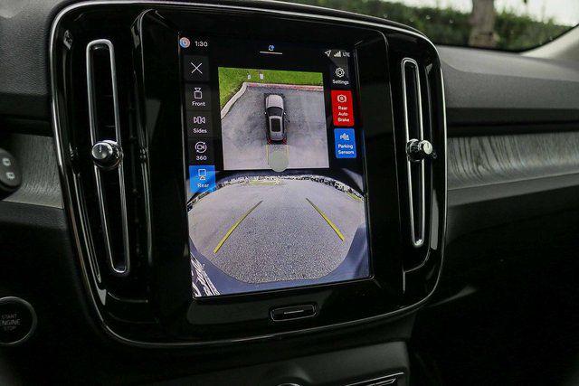 2026 Volvo XC40 Plus, B4 FWD Gas (mild hybrid), Dark
